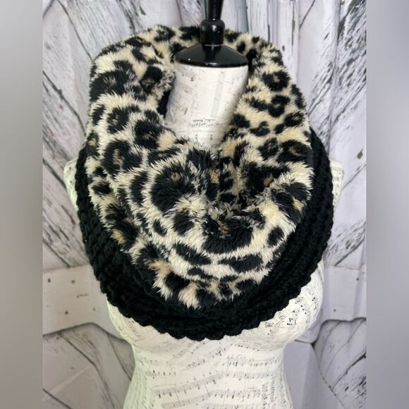 NWT Express Infinity Scarf Faux Fur Leopard Knit - Picture 1 of 6